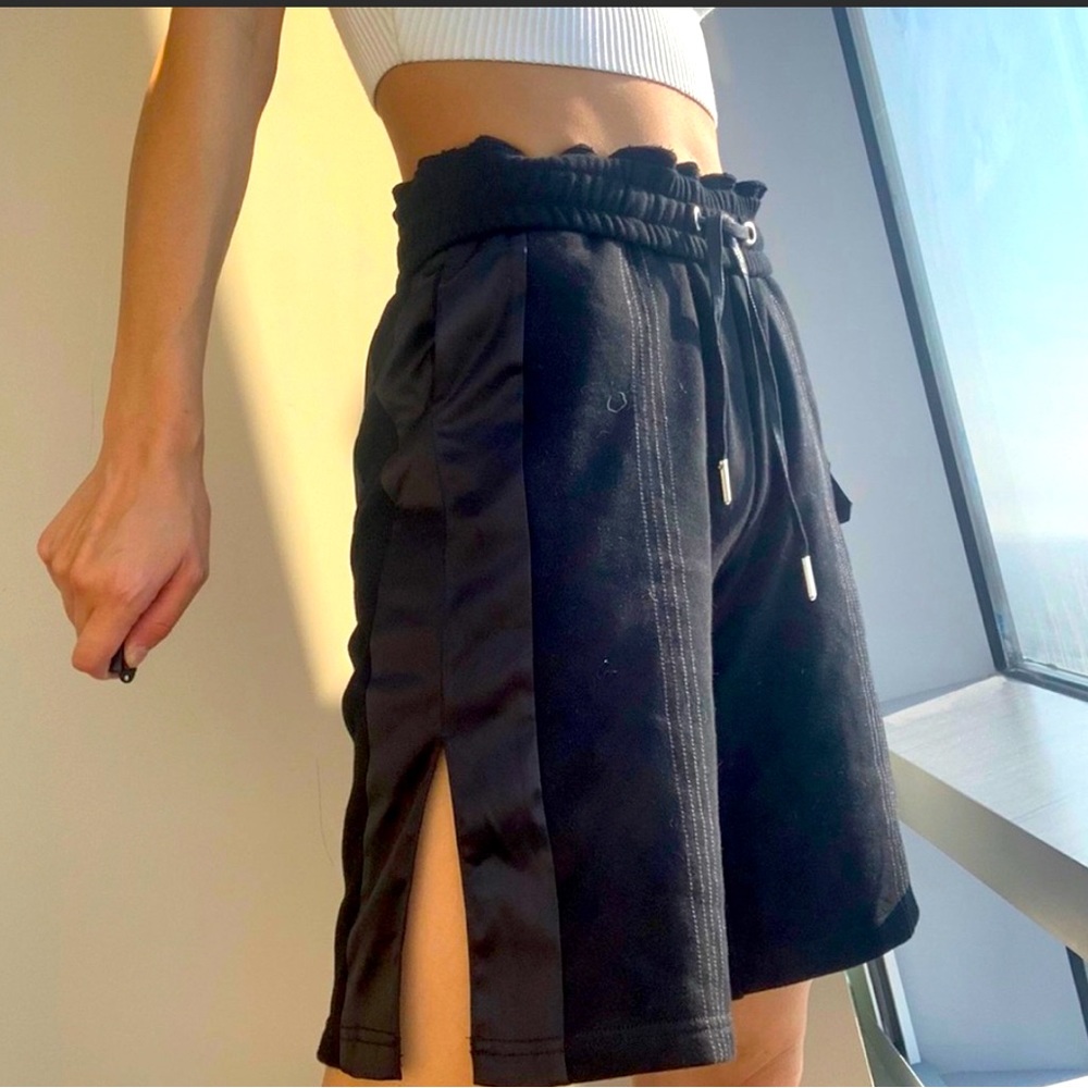 Maniere De Voir black cargo Utility shorts Bermuda